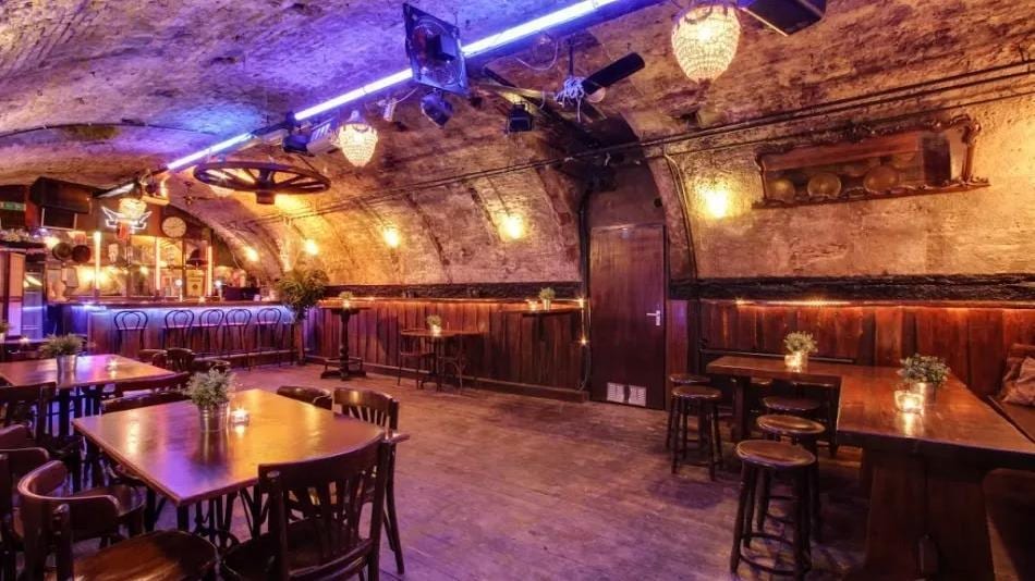 18e eeuws feestlocatie Old Cave, foto 5